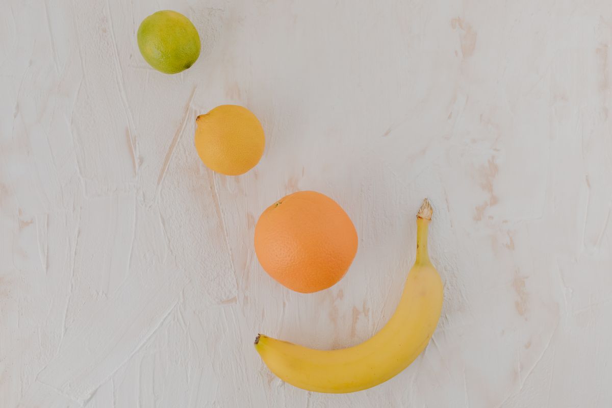 Citron, orange et banane sur plâtre blanc