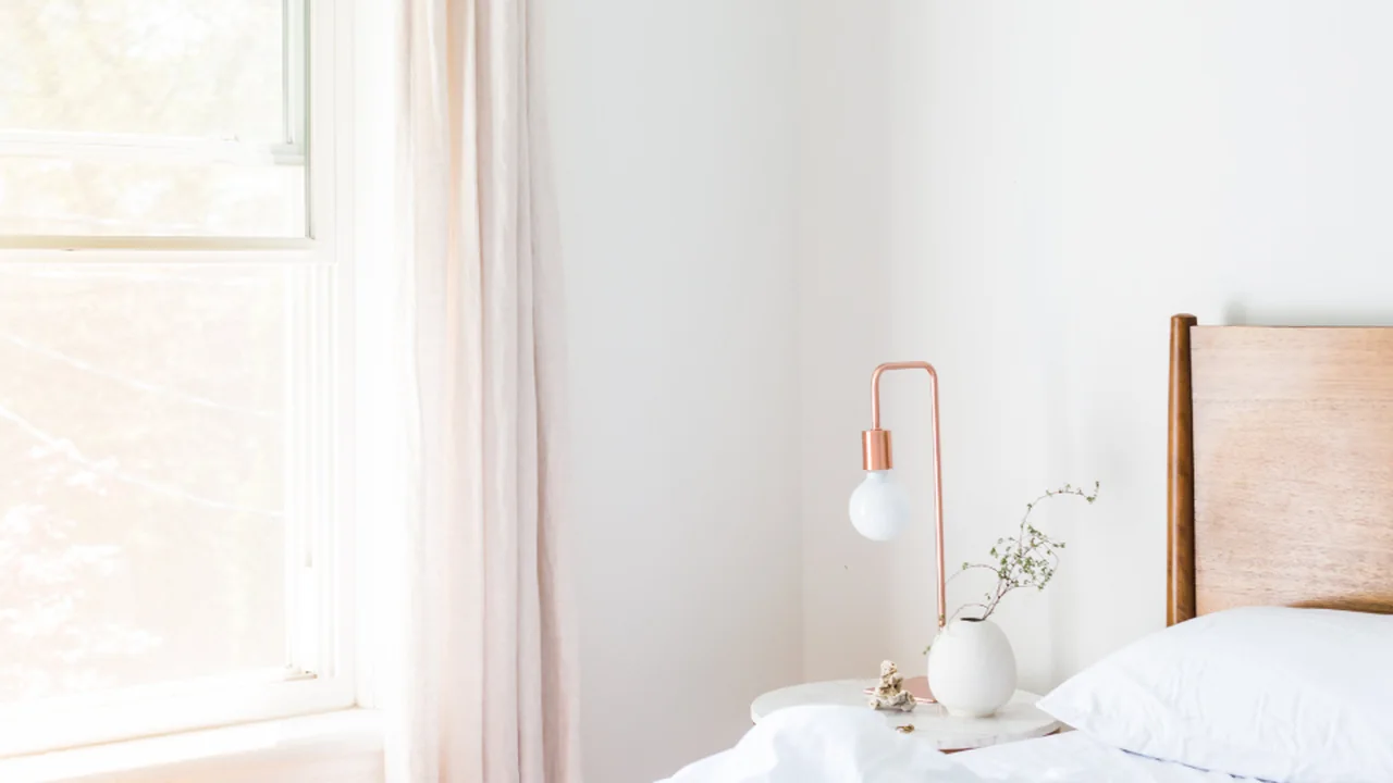 Chambre lumineuse et épurée avec lit fait