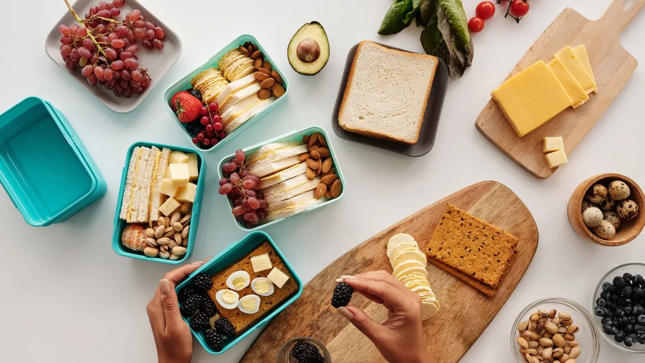 Bol de petit-déjeuner aux figues, noix et curcuma illustrant l'intégration de l'épice dans l'alimentation quotidienne