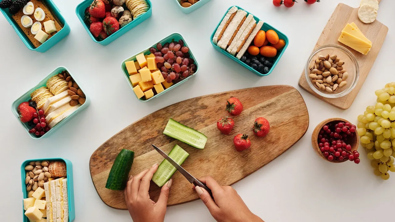 Assortiment de fruits et légumes frais préparés pour un déjeuner équilibré
