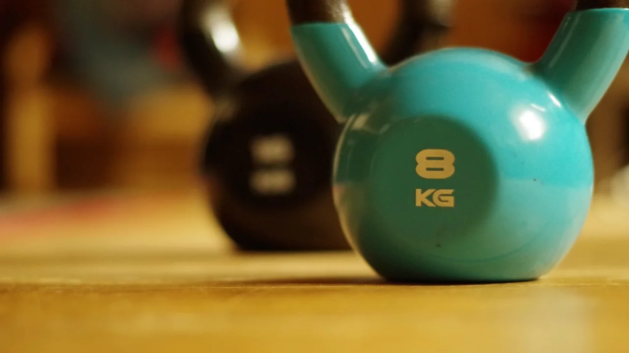Kettlebell posé au sol dans une salle de sport