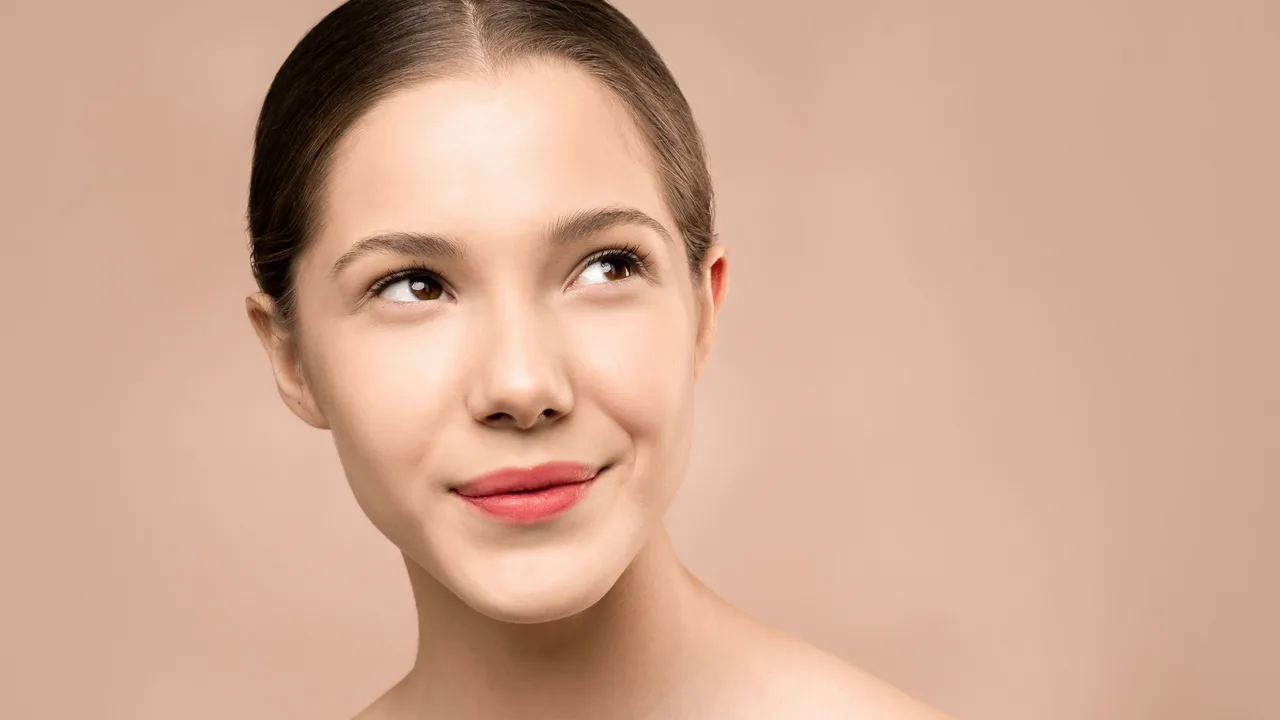 Portrait d une jeune femme souriante avec une peau eclatante et naturelle