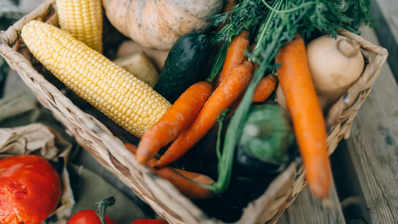 Assortiment de légumes frais et bio dans un panier en osier, une alimentation riche en fibres pour soutenir la santé du foie