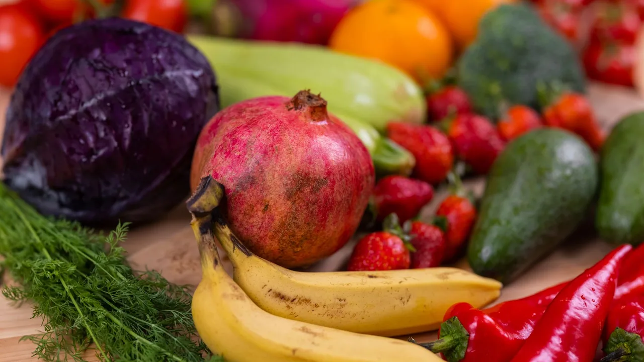 Variété de fruits et légumes frais sur une table en bois, alimentation saine anti-inflammatoire