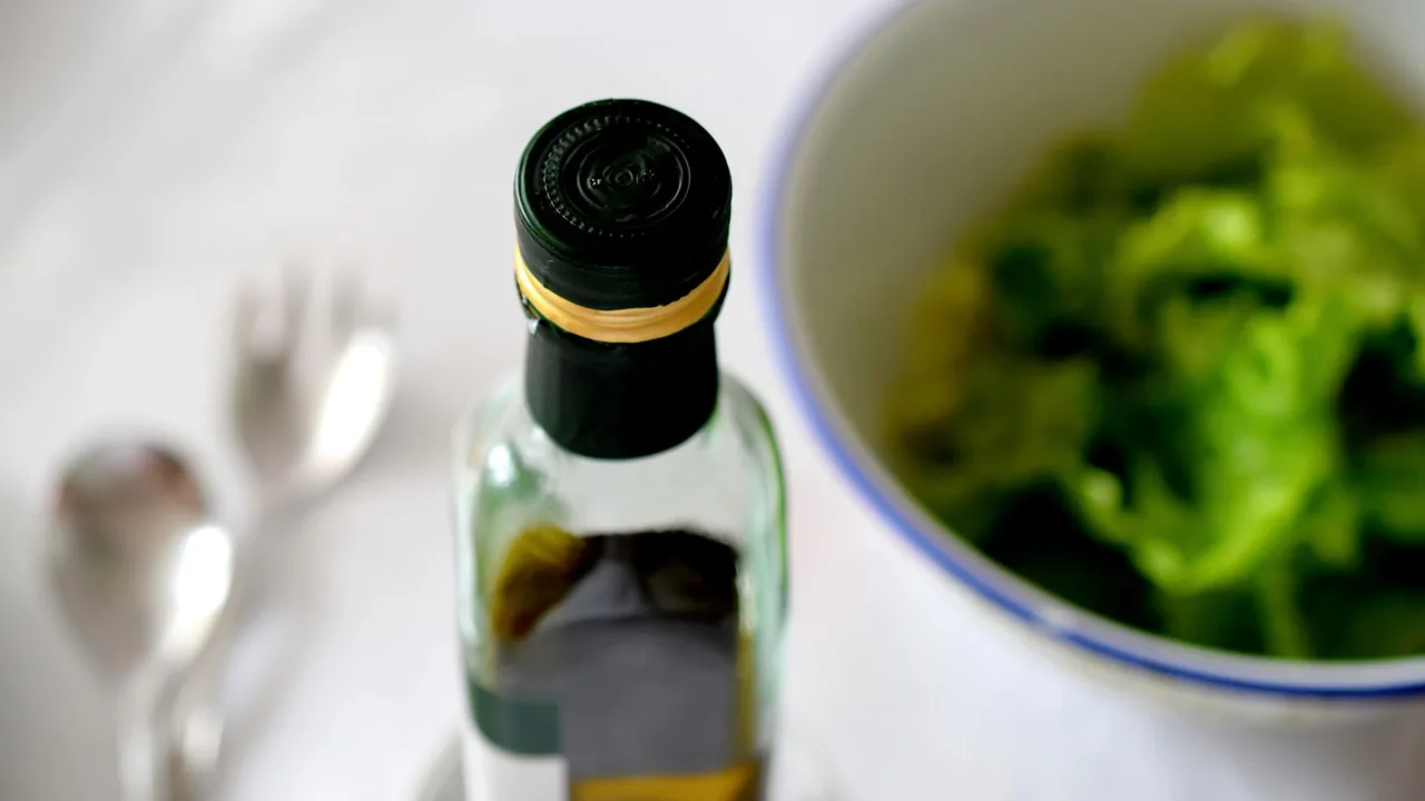 Huile d'olive et salade fraîche, symboles d'une alimentation riche en bonnes graisses