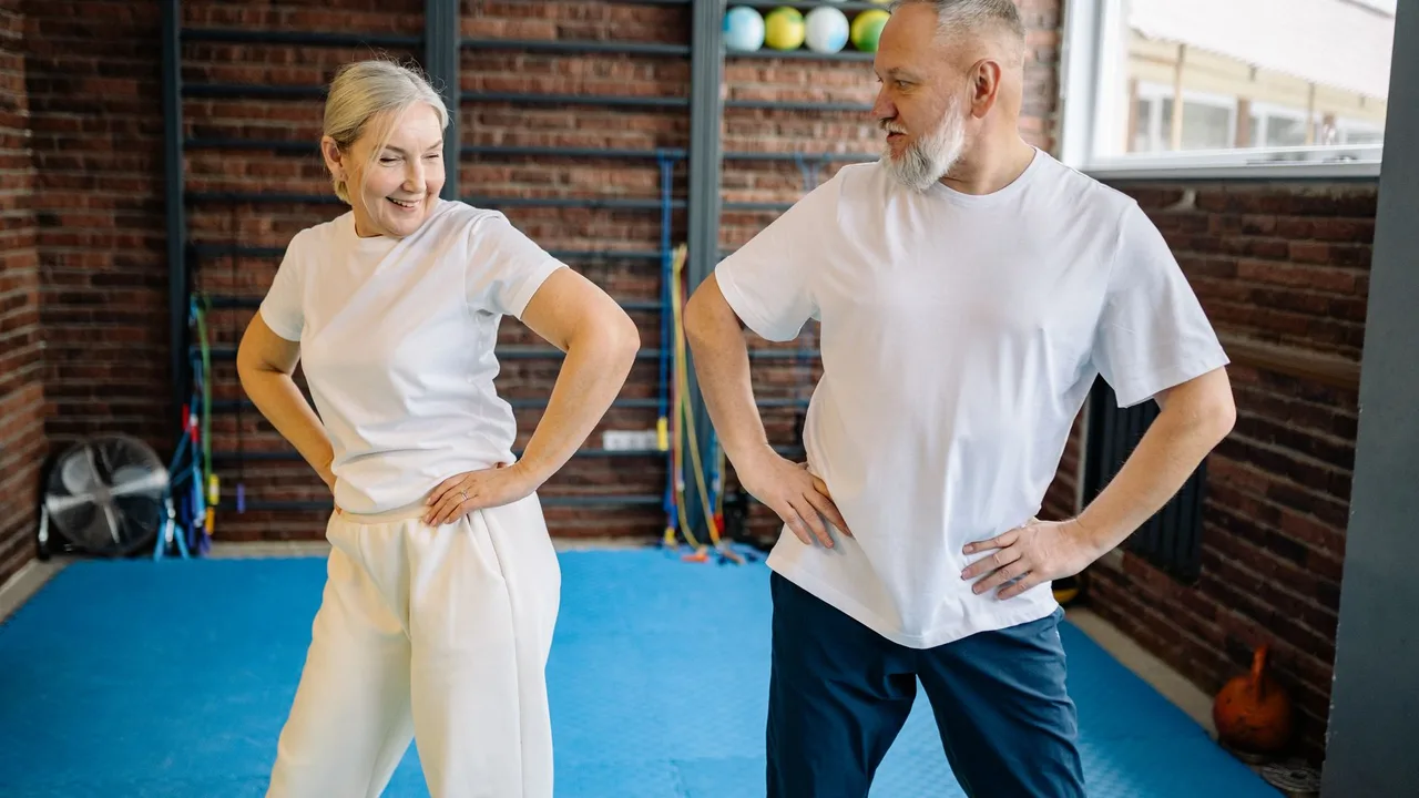 Couple senior faisant de l'exercice ensemble pour la sante cardiovasculaire