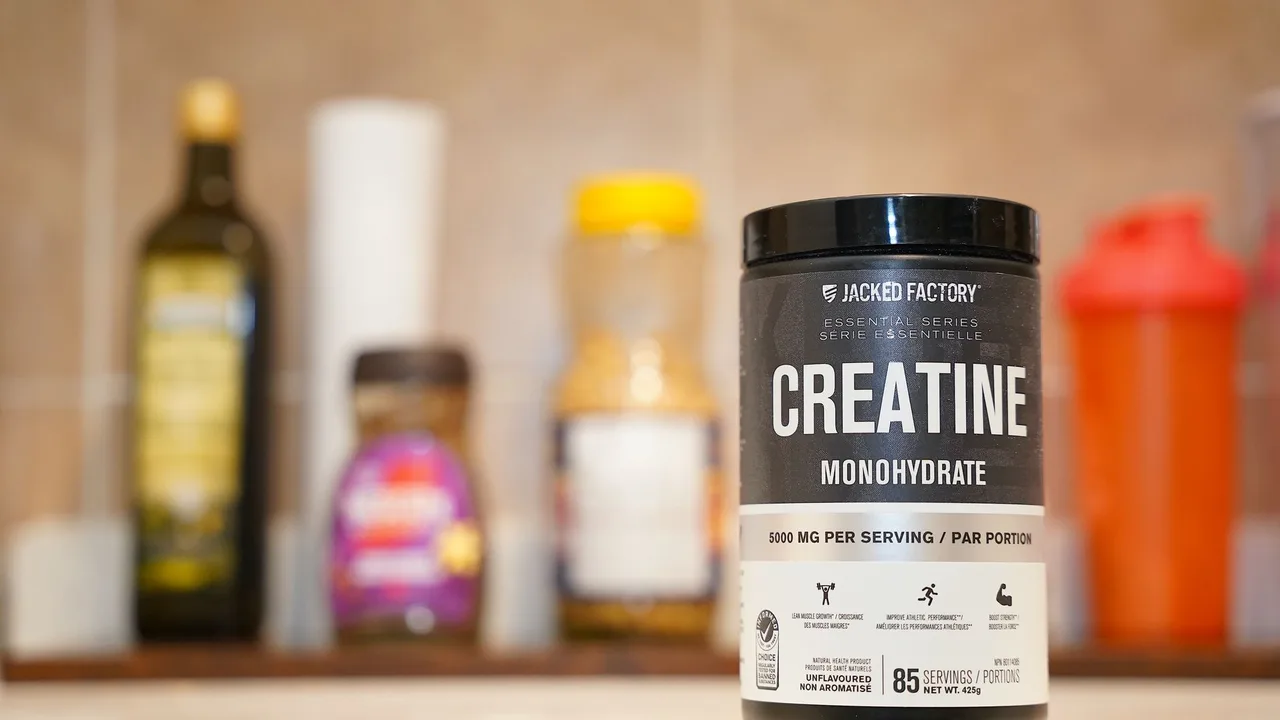 Pot de creatine monohydrate sur un plan de travail de cuisine