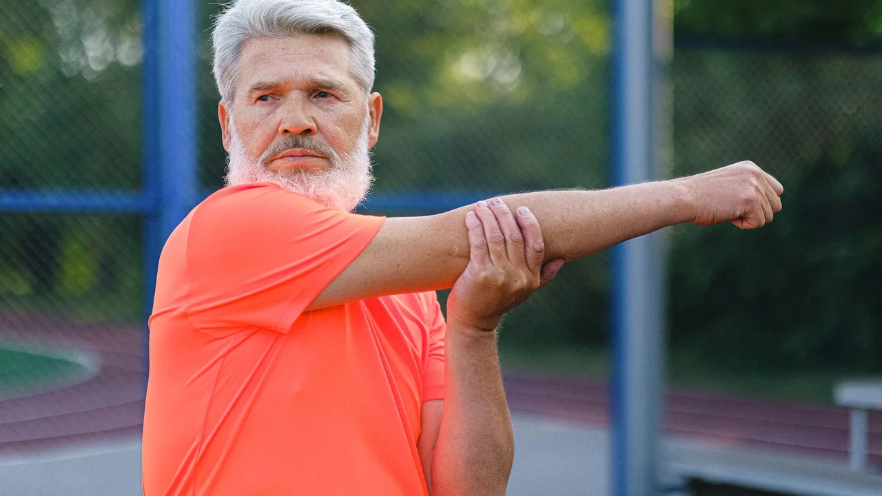 Homme adulte sénior faisant des étirements en tenue de sport, travail de flexibilité et mobilité articulaire