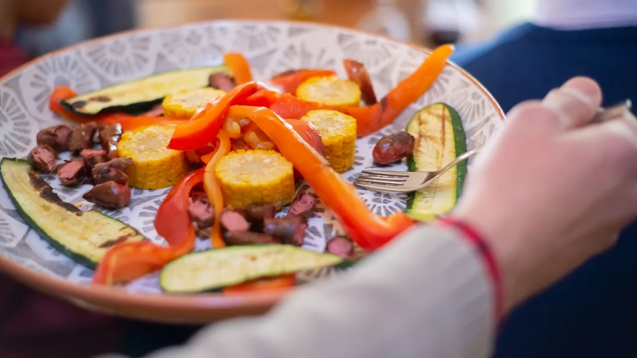 Assiette de légumes grillés colorés : poivrons, courgettes et maïs, alimentation saine