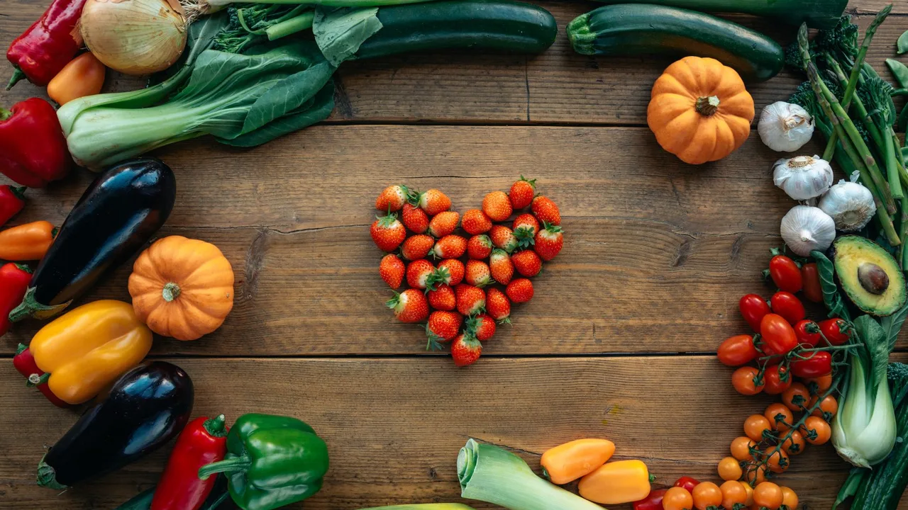 Assortiment de légumes frais disposés en forme de cœur, symbolisant la santé cardiovasculaire