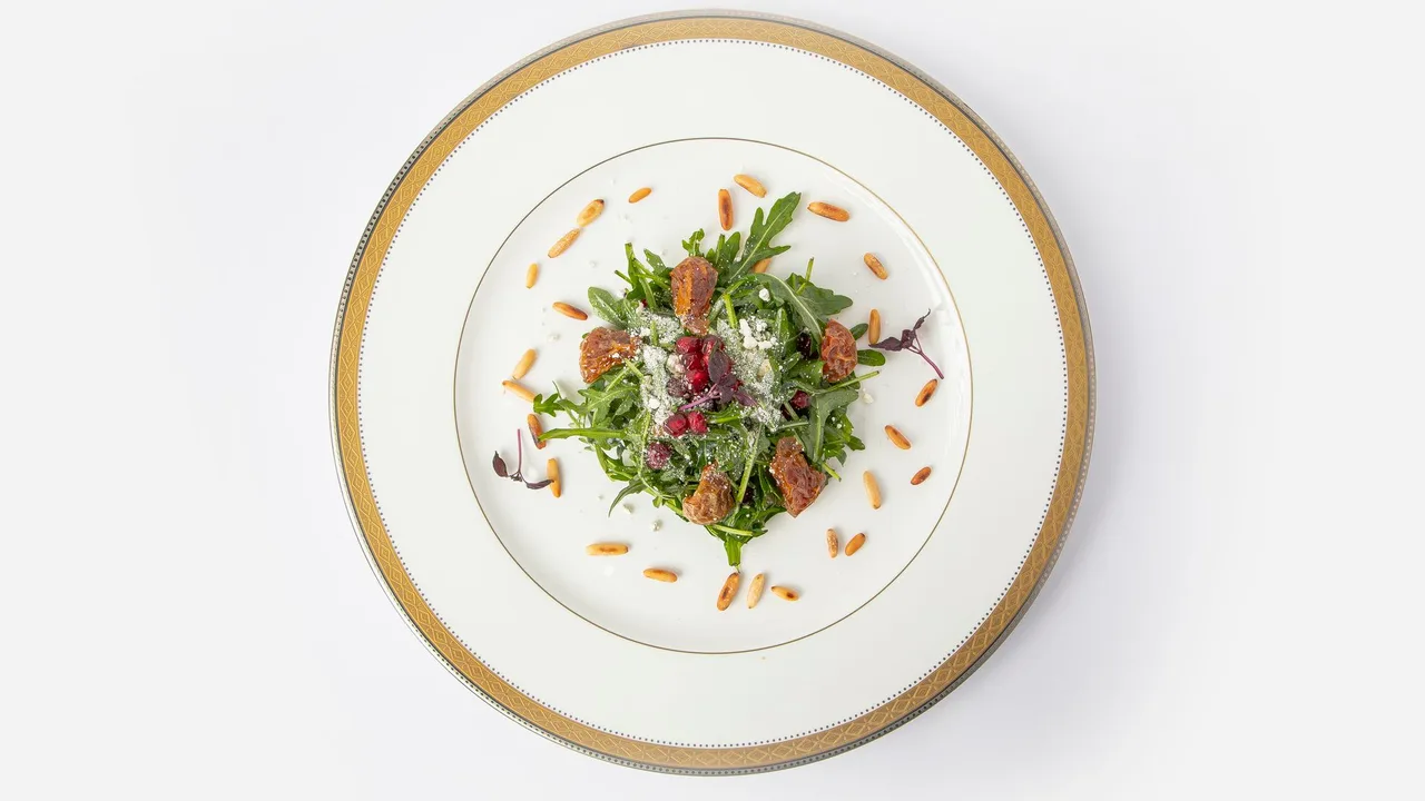 Salade de roquette aux pignons et figues illustrant l'importance de commencer le repas par les fibres