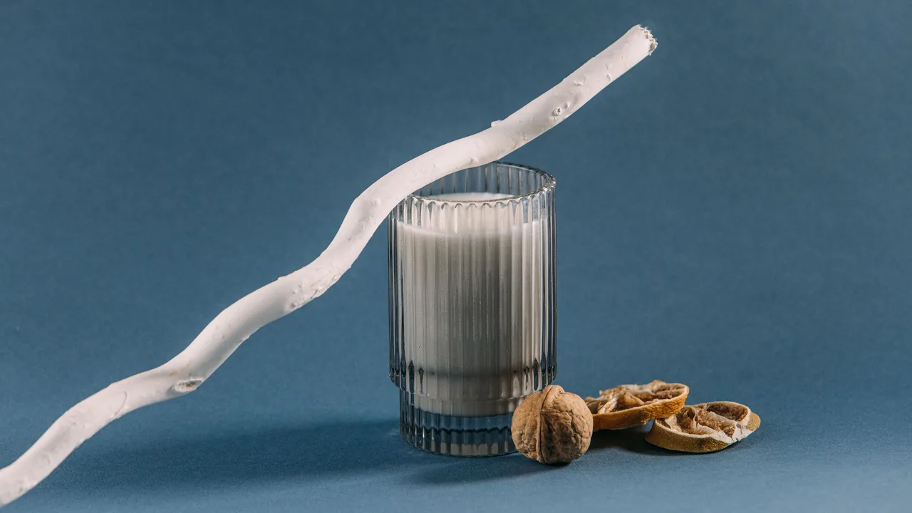 Verre de lait et noix, sources de calcium et de magnésium pour des os solides