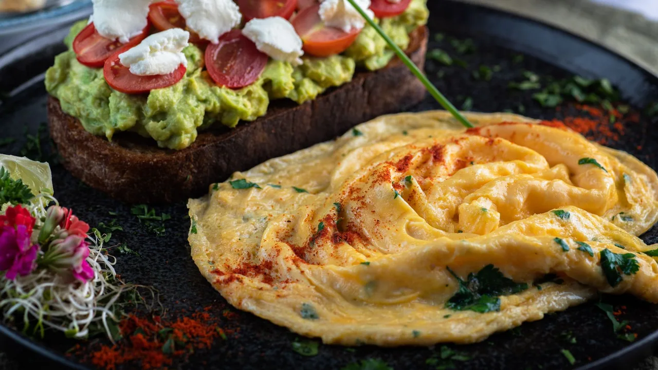 Petit dejeuner equilibre avec avocat oeufs