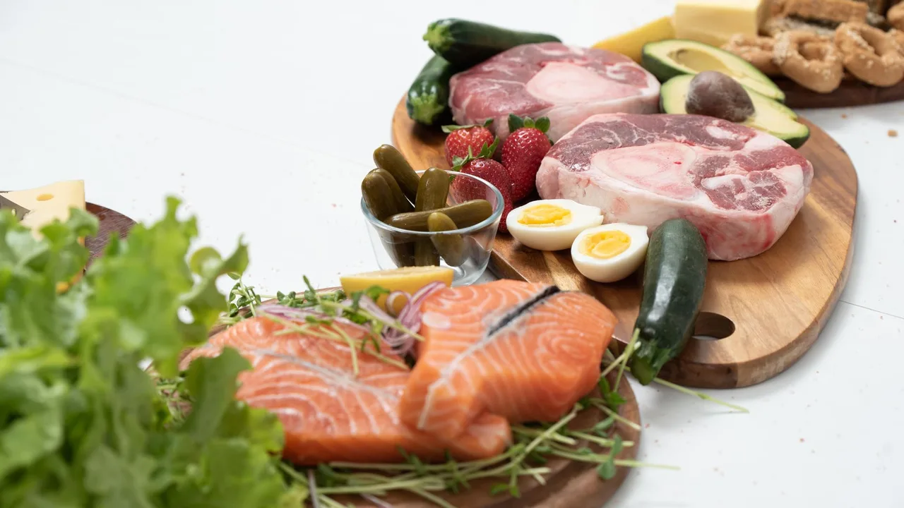 Assortiment d aliments frais compatibles avec le regime cetogene saumon boeuf et legumes sur planche en bois