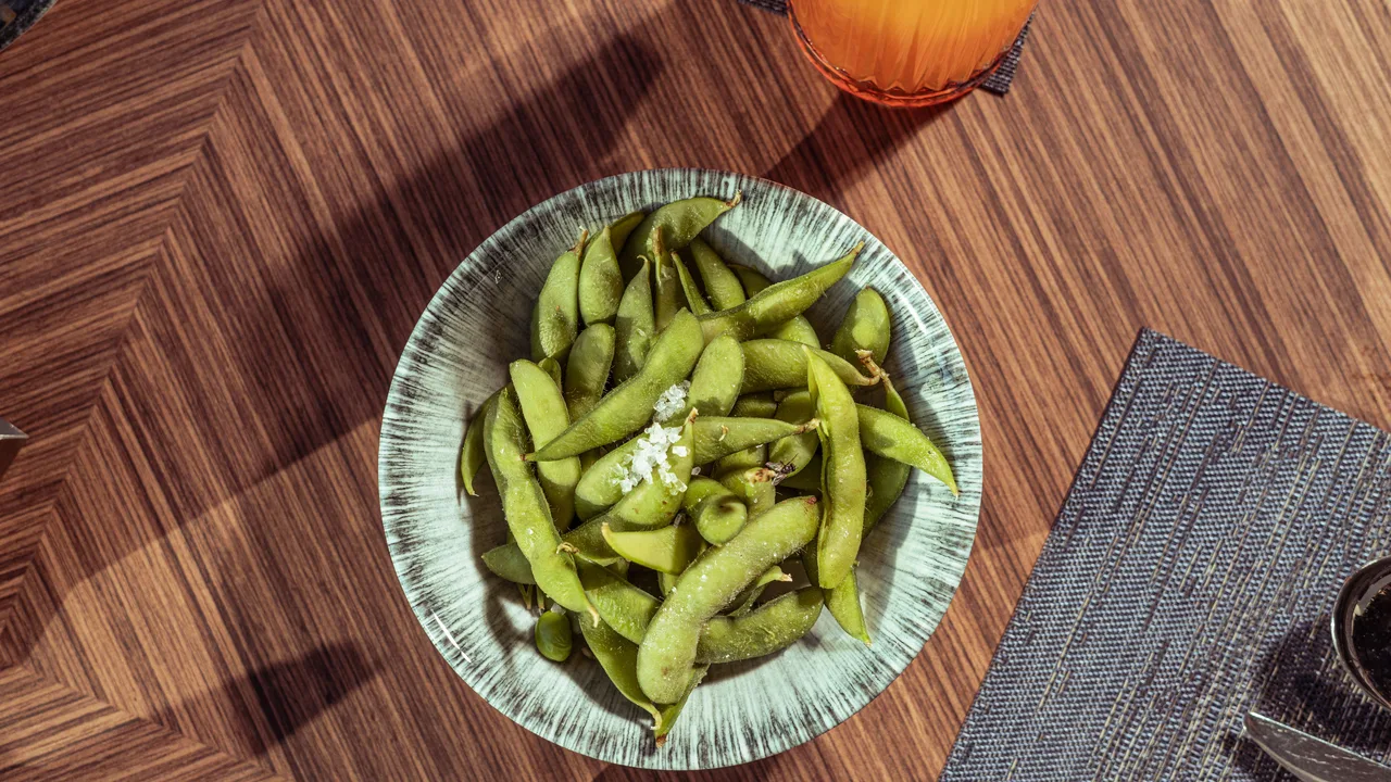 Bol d'edamame frais, graines de soja vertes sur une table en bois