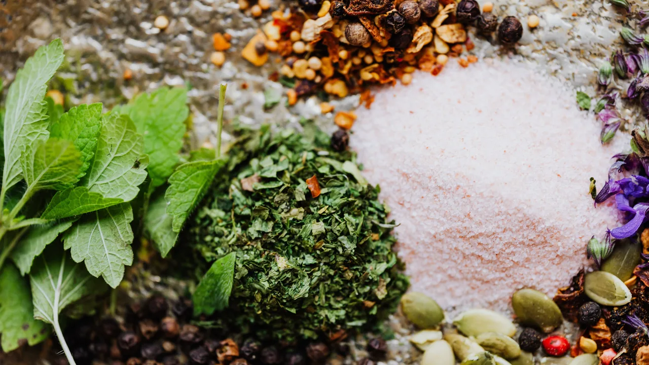 Assortiment coloré d'herbes et d'épices — curcuma, gingembre, ail et romarin