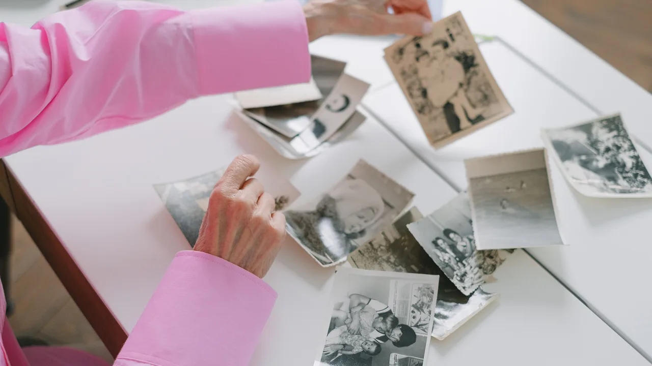 Femme âgée triant de vieilles photographies, symbole de la mémoire et du souvenir