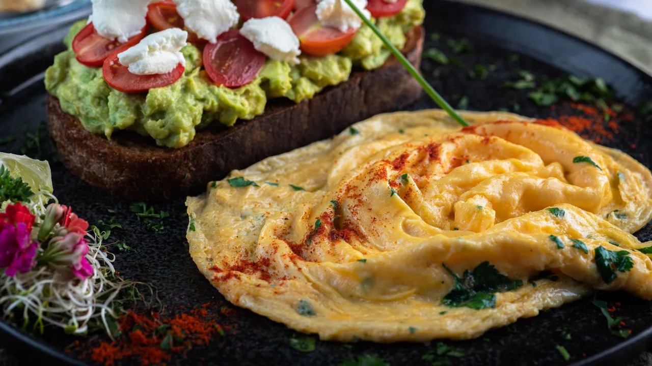 Toast à l'avocat, tomates cerises et omelette : un petit-déjeuner sain et riche en protéines