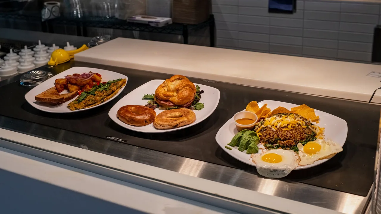 Trois plats variés présentés séparément illustrant la fréquence des repas au cours de la journée