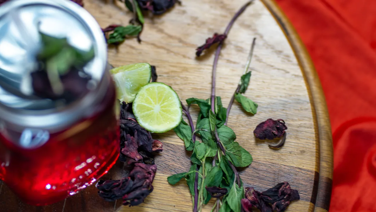 Tisane d'hibiscus (fleur de Jamaïque) aux quartiers de citron vert et feuilles de menthe