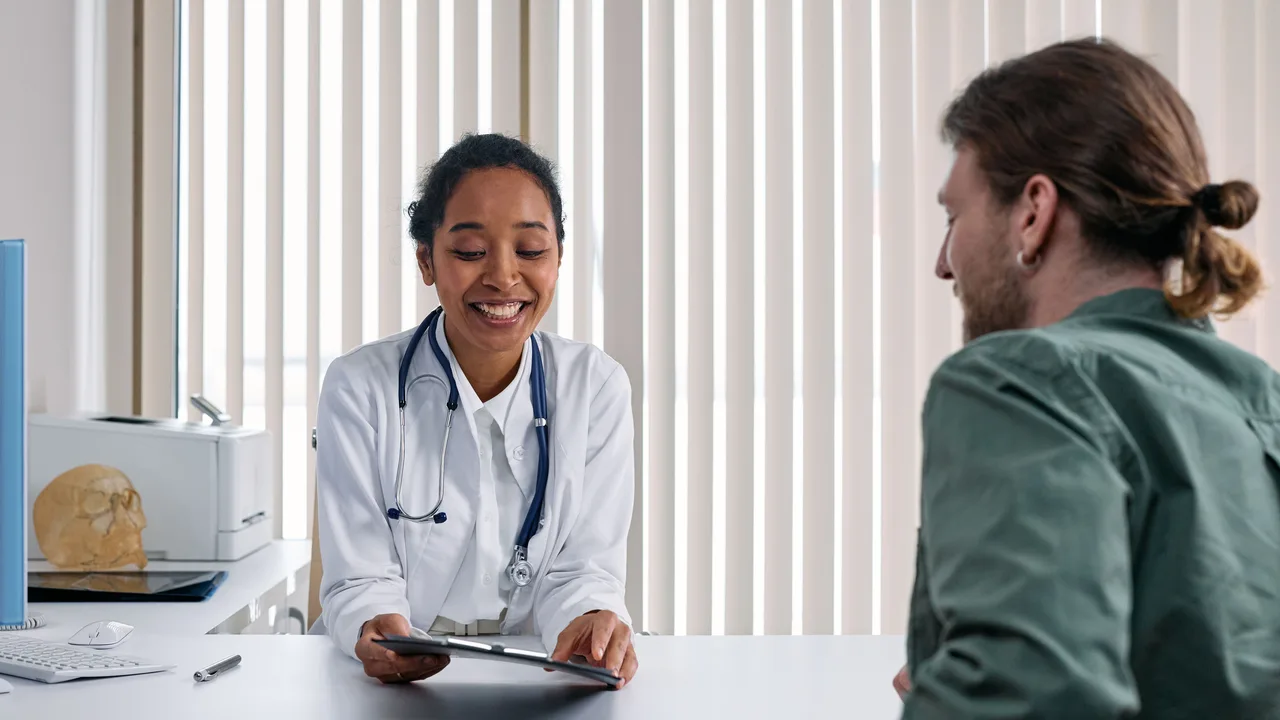 Médecin et patient en consultation, illustrant l'importance d'écouter les signaux d'alerte du corps