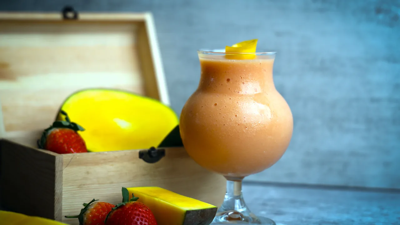 Smoothie aux fruits et fruits frais entiers cotes a cote