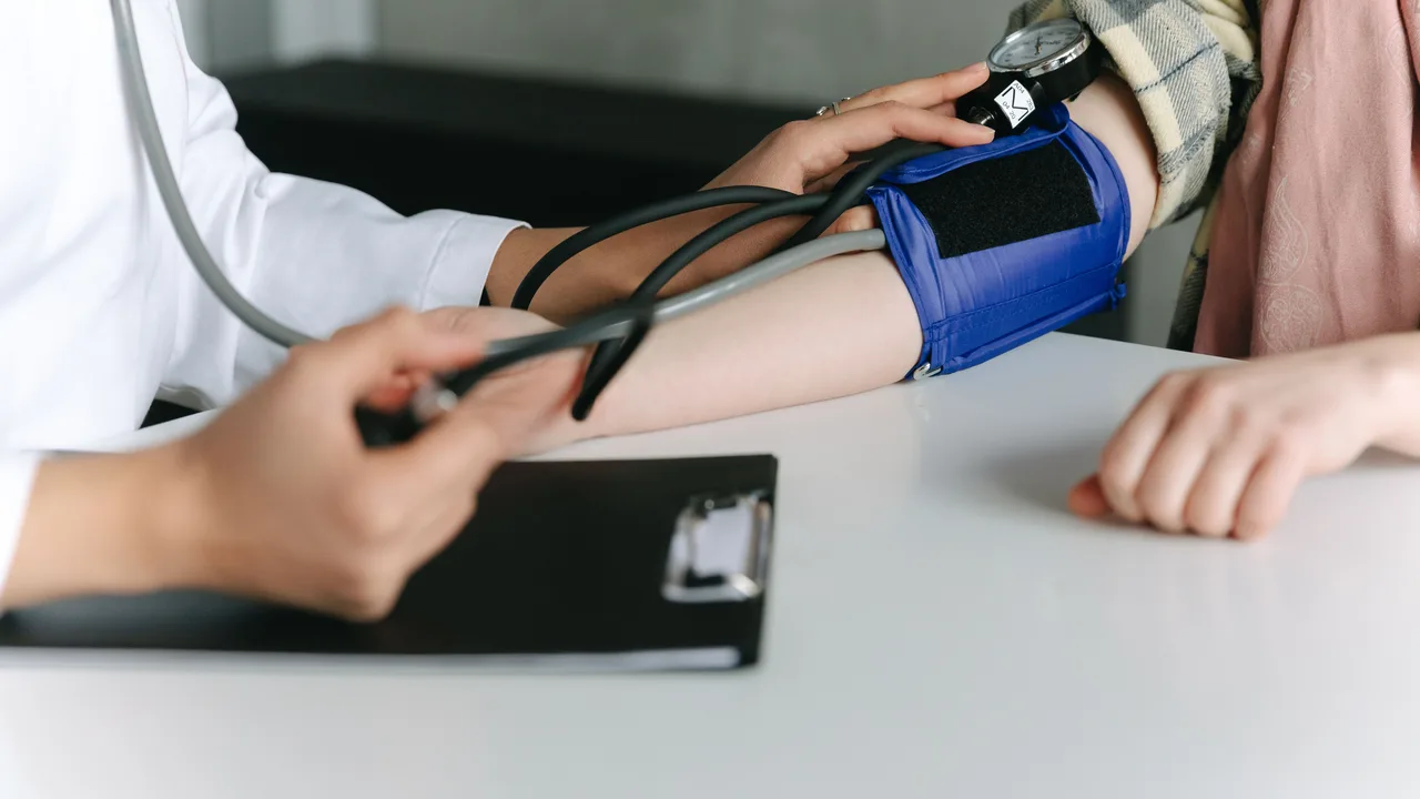 Tension artérielle mesurée avec un tensiomètre par un professionnel de santé