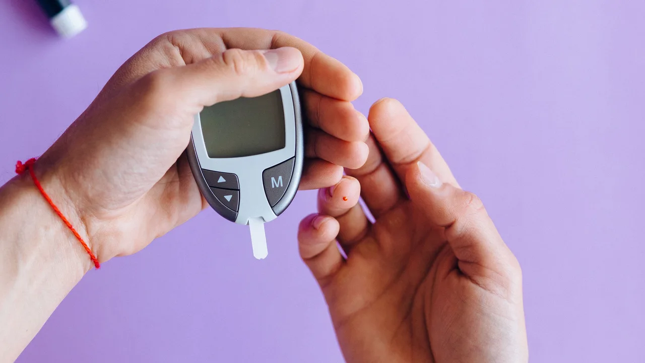 Mesure de la glycémie avec un lecteur de glucose pour le suivi du diabète